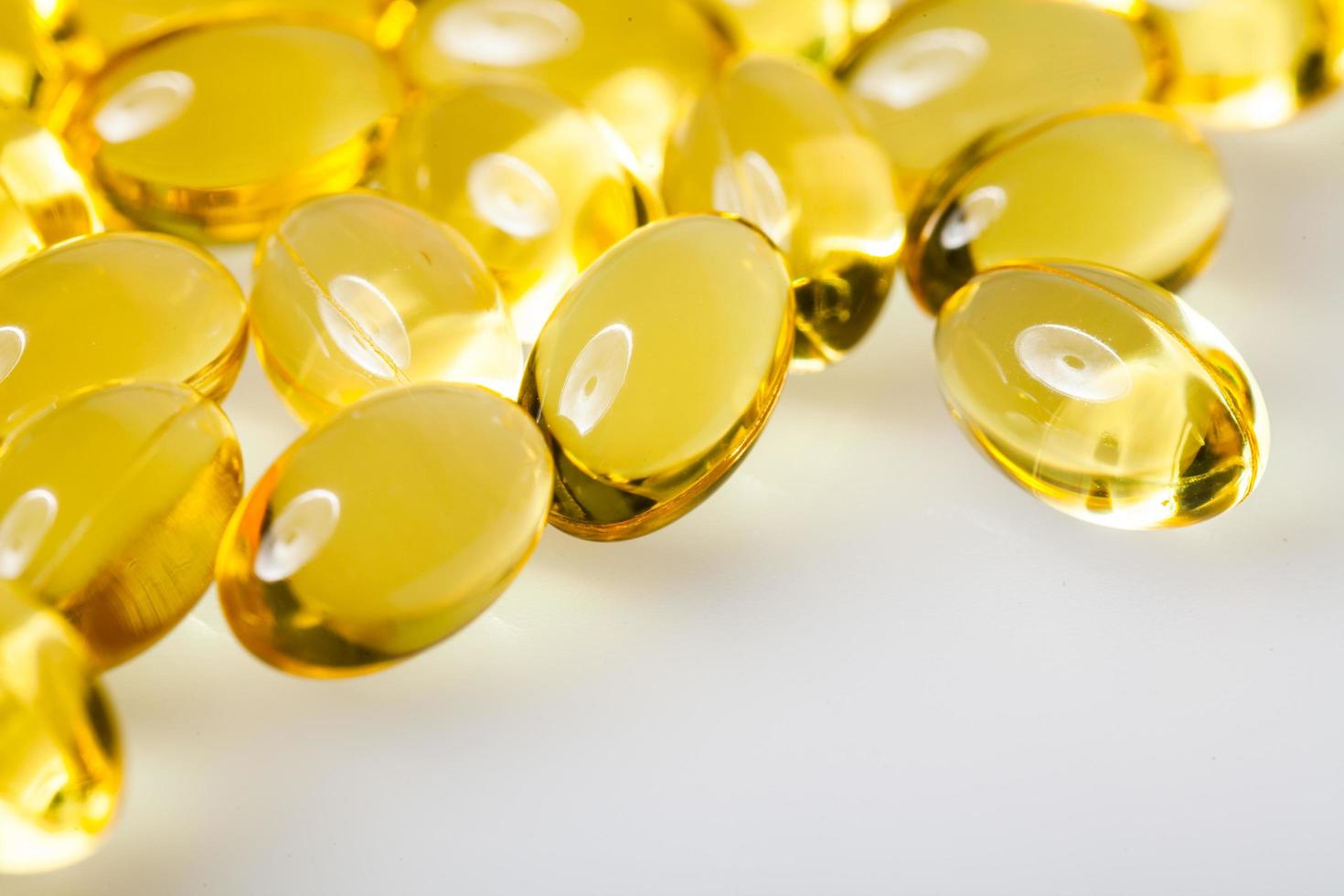 vitamines transparentes sur un tableau blanc photo
