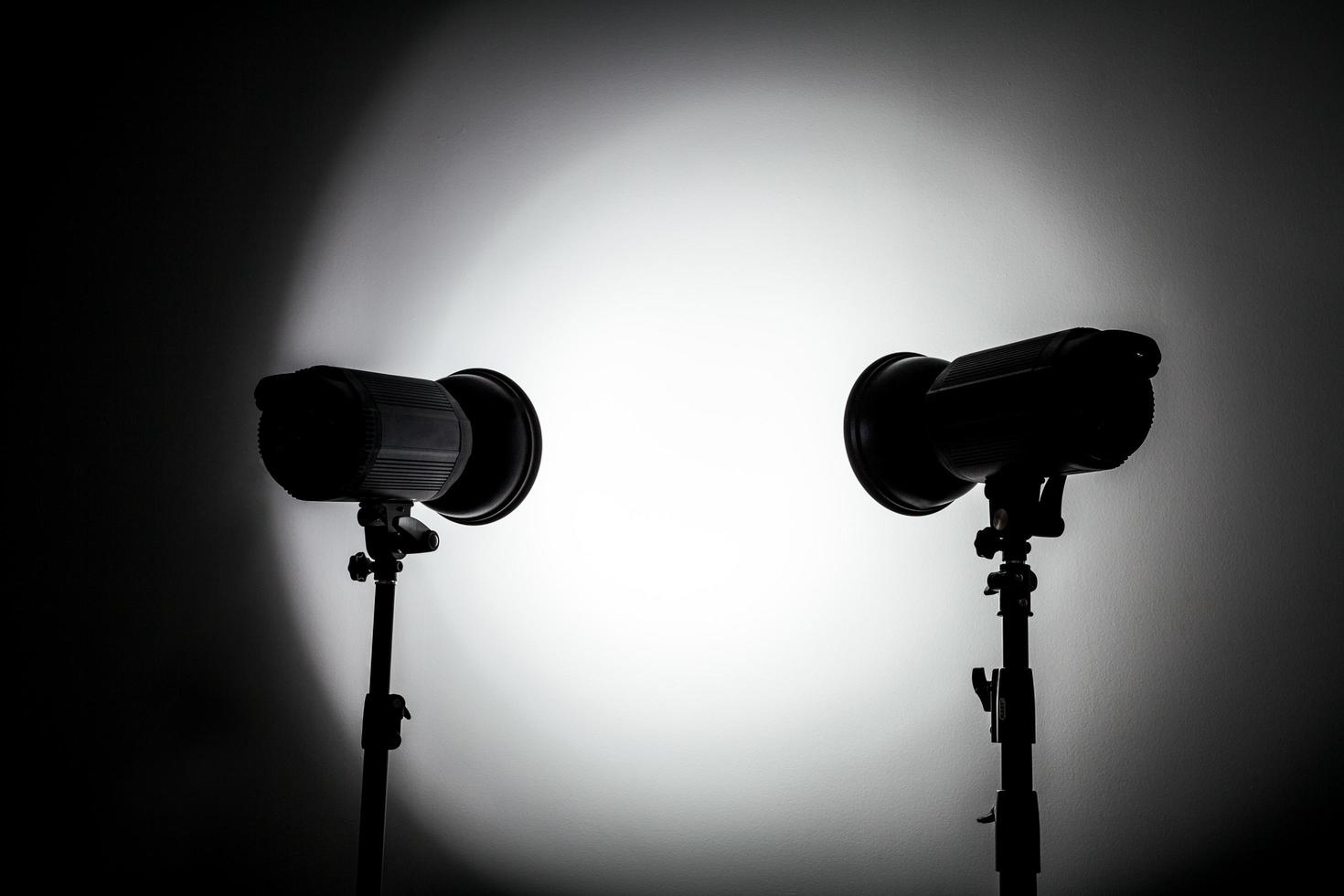 forme blanche et lumineuse créée avec des flashs de lumière de studio photo