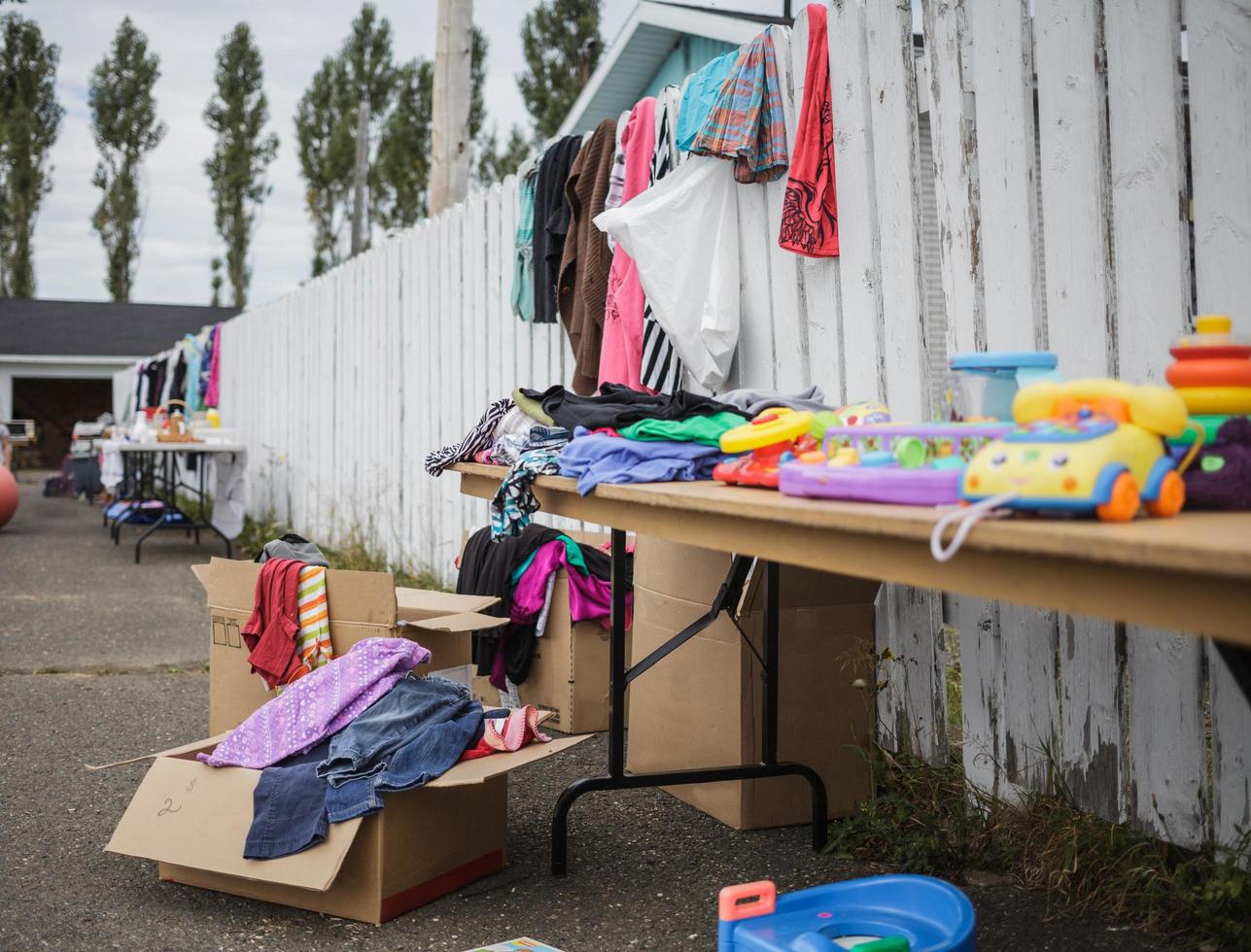 vide-grenier avec beaucoup d'articles photo