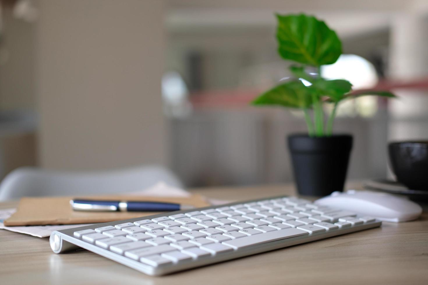 gros plan de la souris et du clavier sur la table et le concept d'entreprise photo