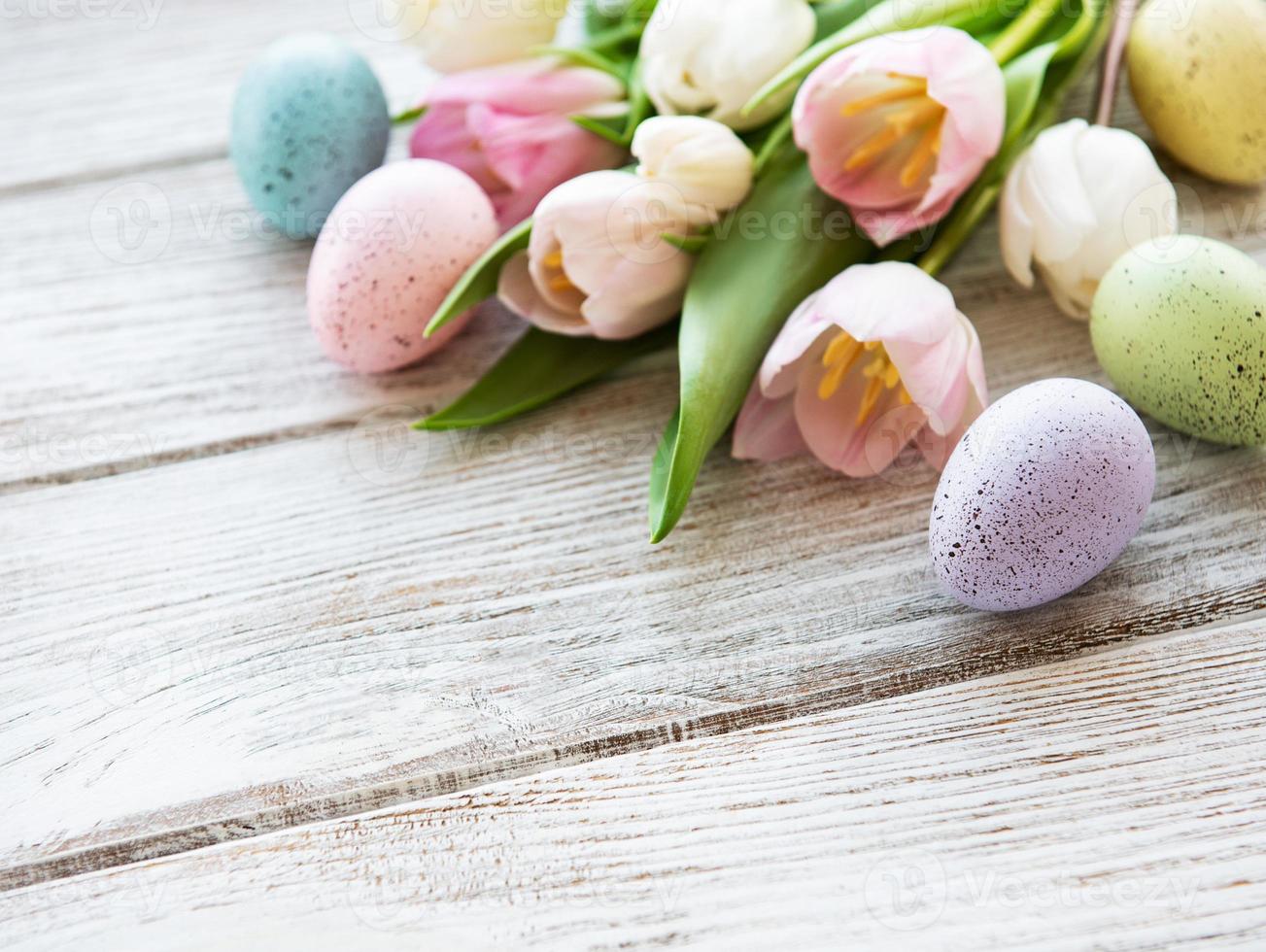 bouquet d'oeufs de pâques et de tulipes photo