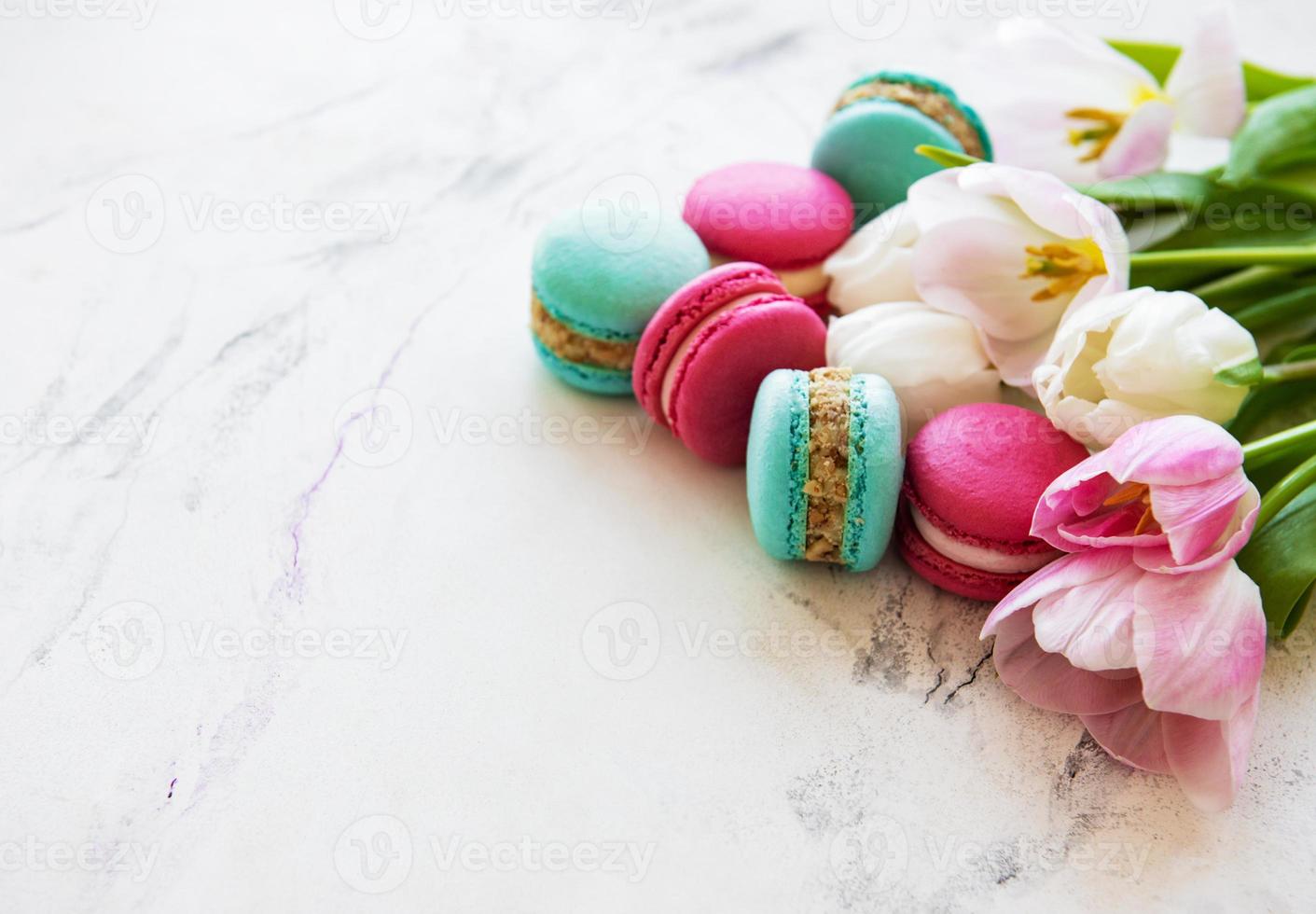 macarons et tulipes colorés photo