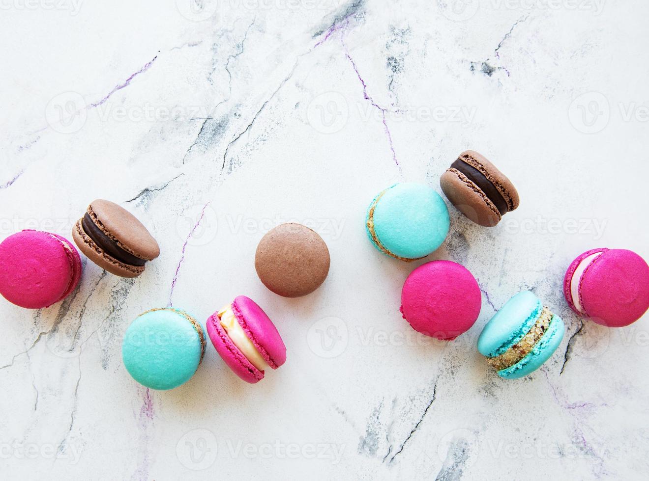 macarons colorés sur marbre photo