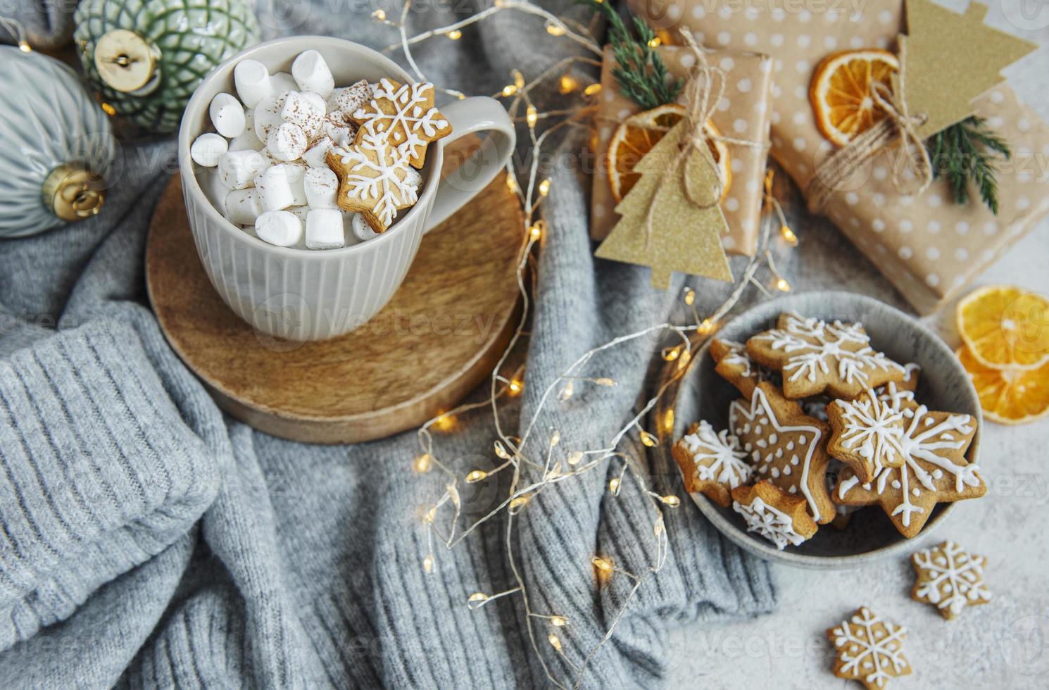 chocolat chaud aux guimauves, boisson de noël chaleureuse et confortable photo