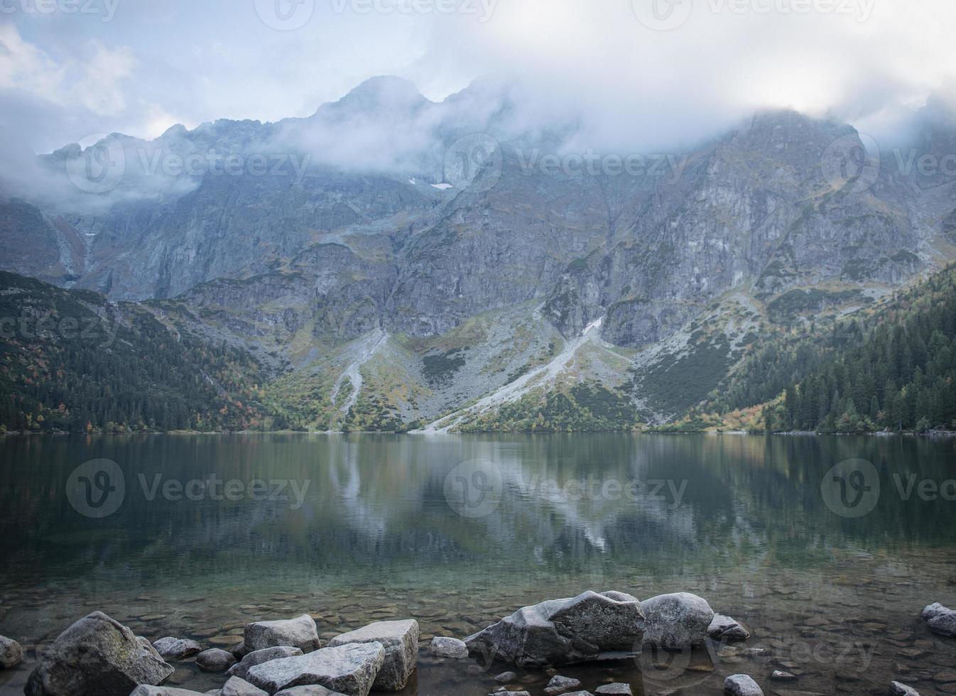 morskie oko lake eye of the sea dans les tatras en pologne. photo