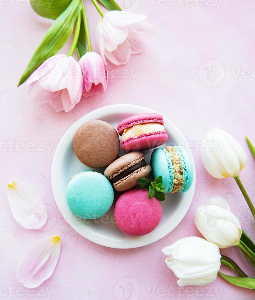 macarons et tulipes colorés photo