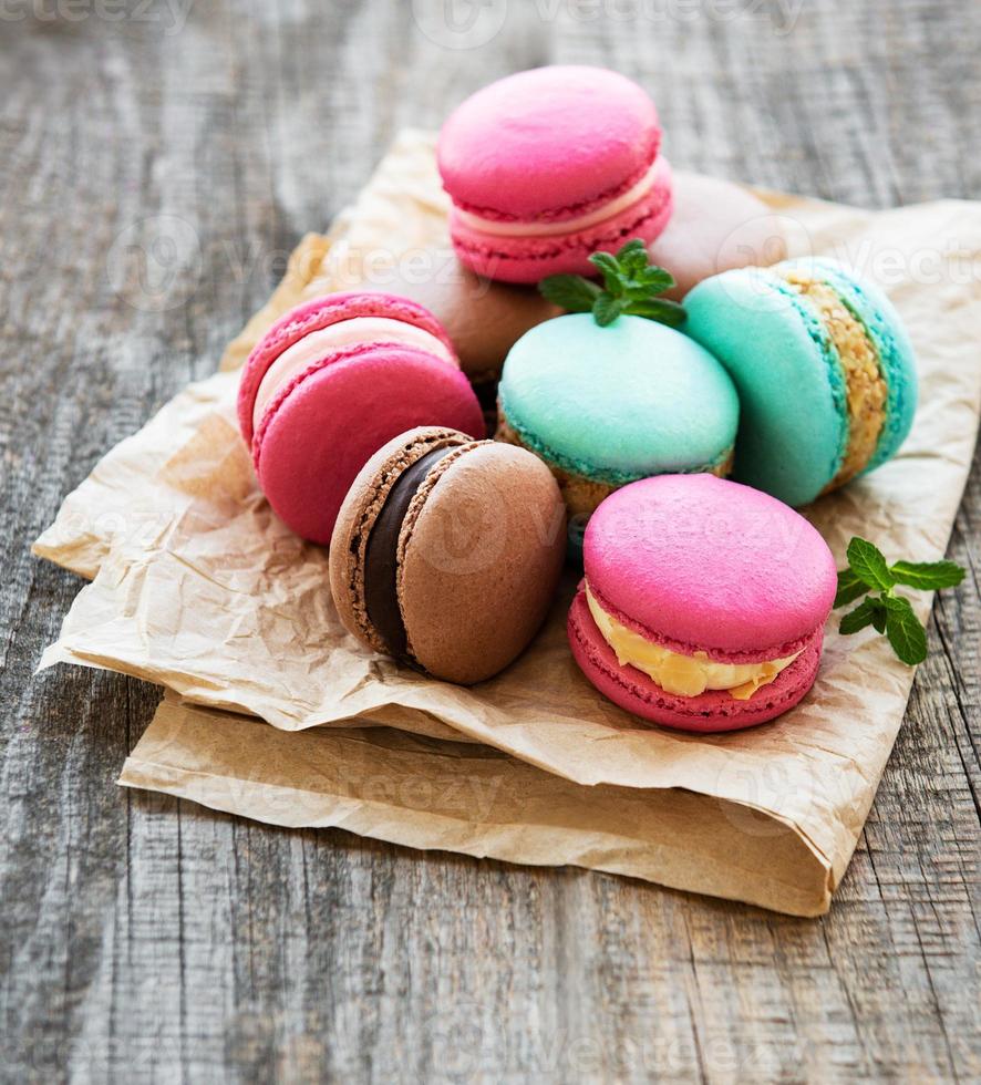 macarons colorés et menthe photo