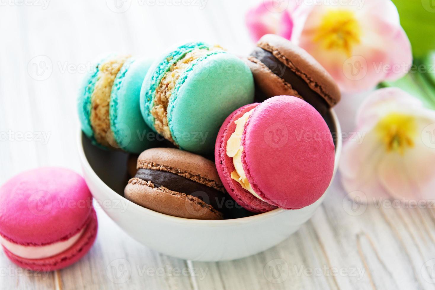 macarons et tulipes colorés photo