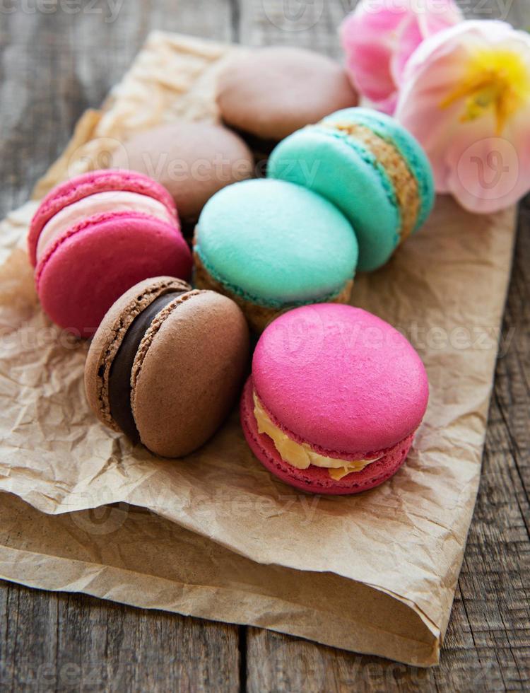 macarons et tulipes colorés photo