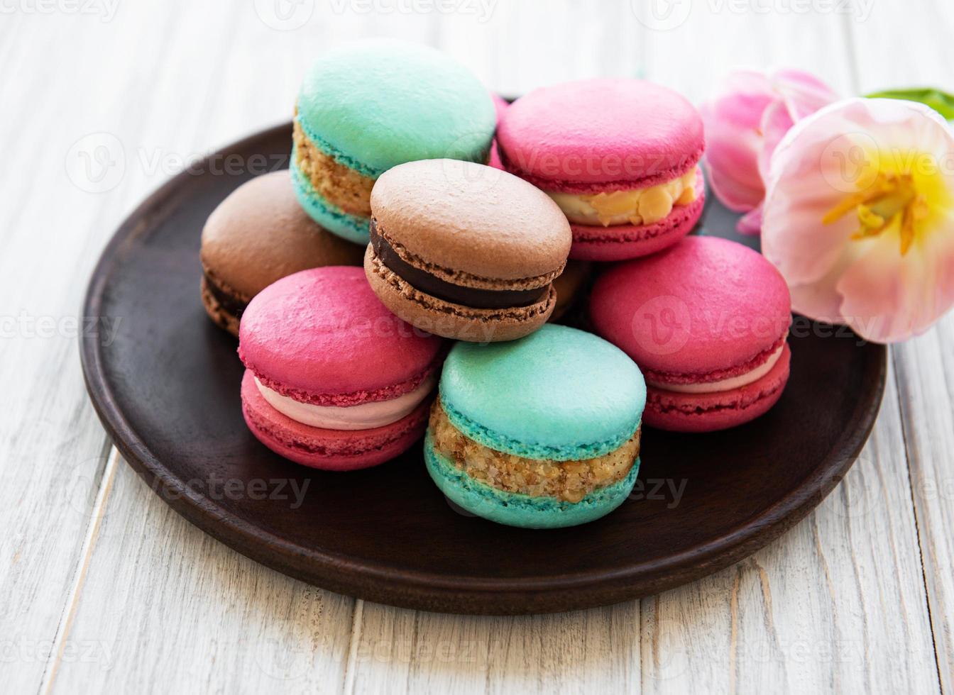 macarons et tulipes colorés photo