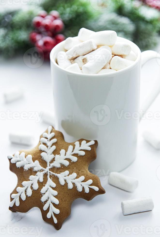 cacao de noël, biscuits au pain d'épice et décorations. photo