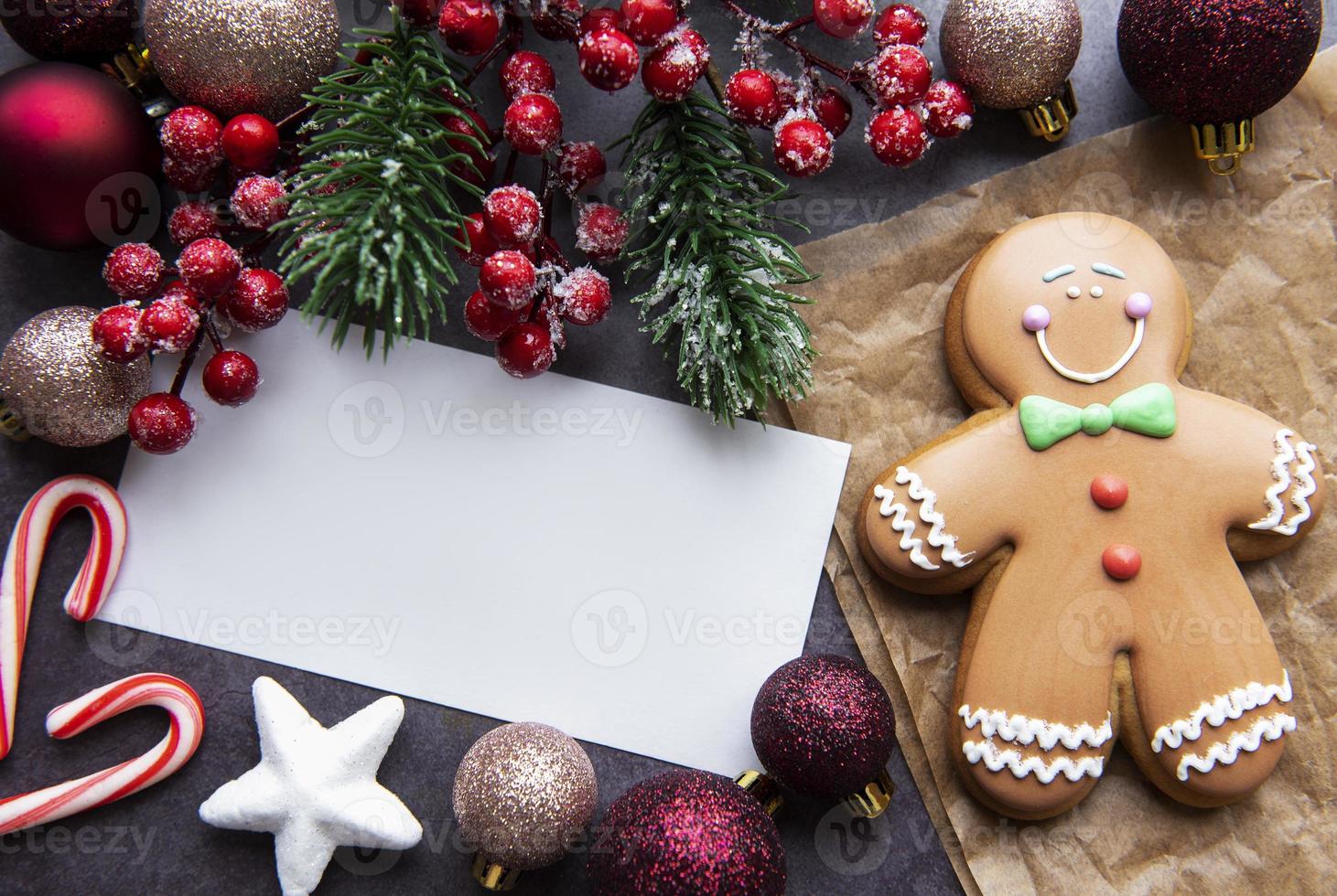 biscuits de pain d'épice de noël sur fond sombre photo