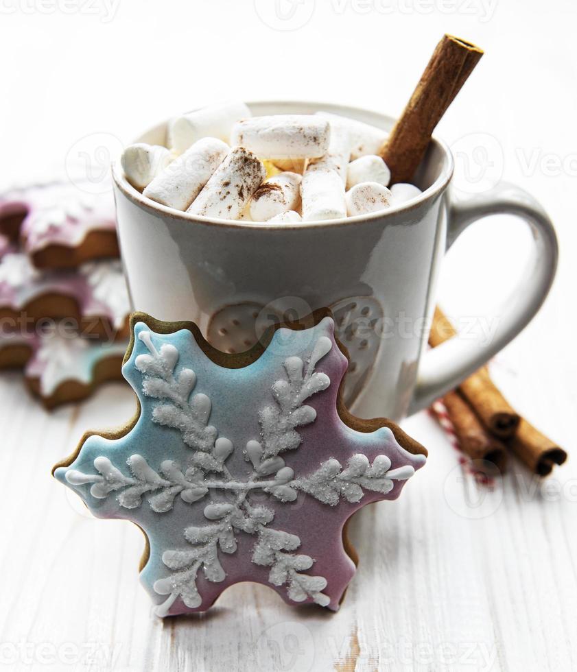 cacao de noël, biscuits au pain d'épice et décorations. photo