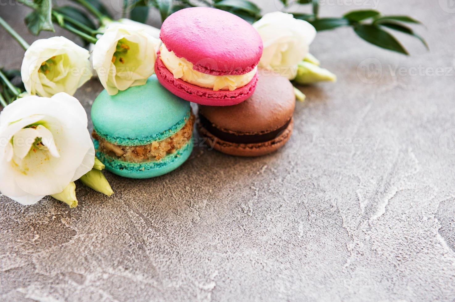 macarons et fleurs colorés photo