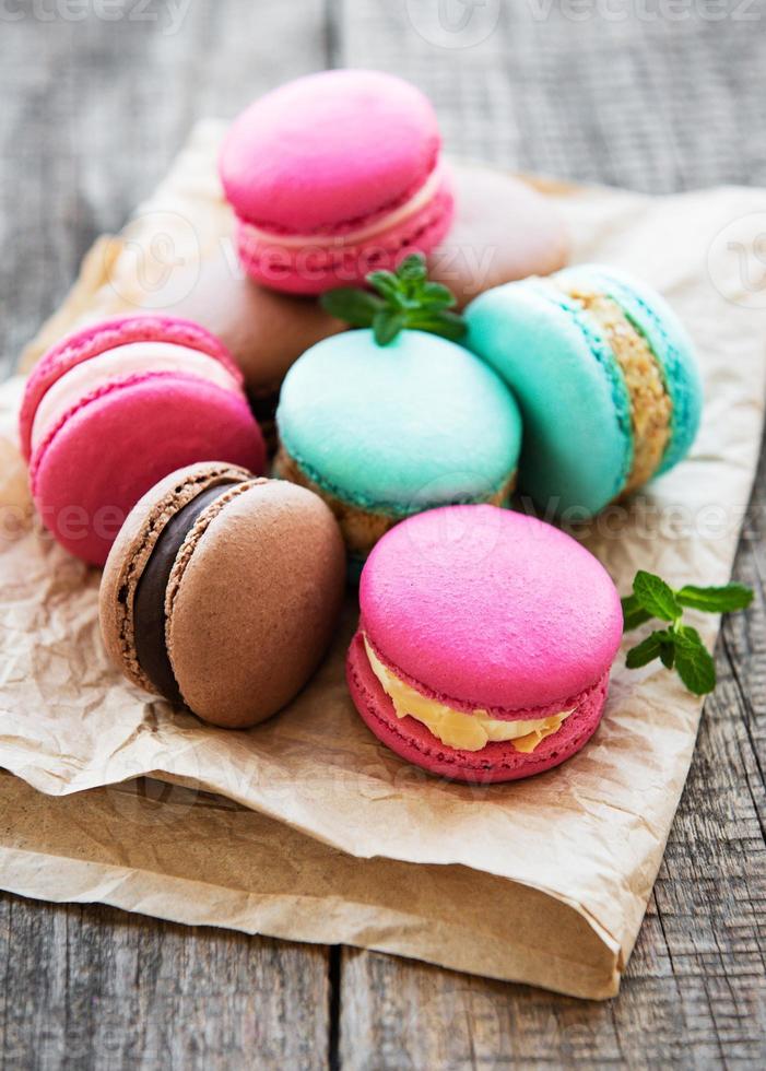 macarons colorés et menthe photo