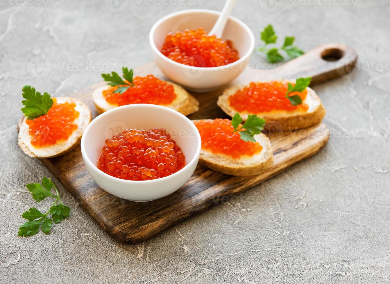 caviar rouge dans un bol et des sandwichs photo