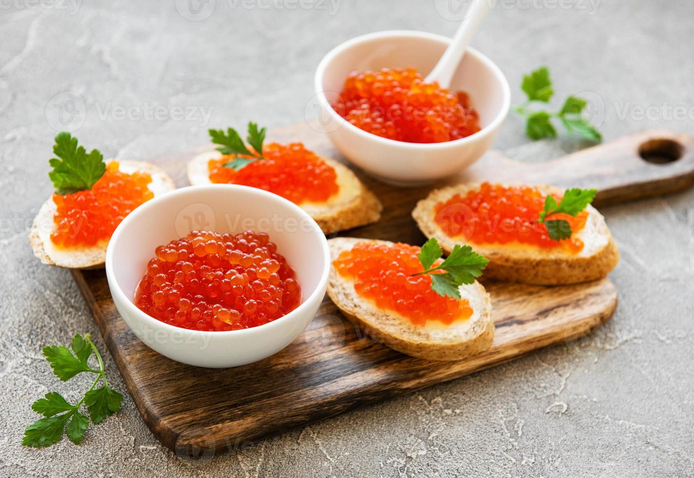 caviar rouge dans un bol et des sandwichs photo