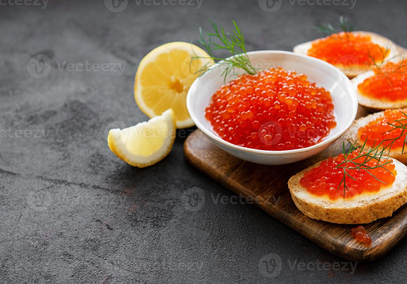 sandwichs au caviar rouge photo