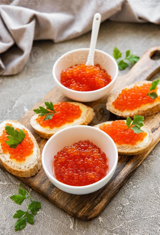 caviar rouge dans un bol et des sandwichs photo