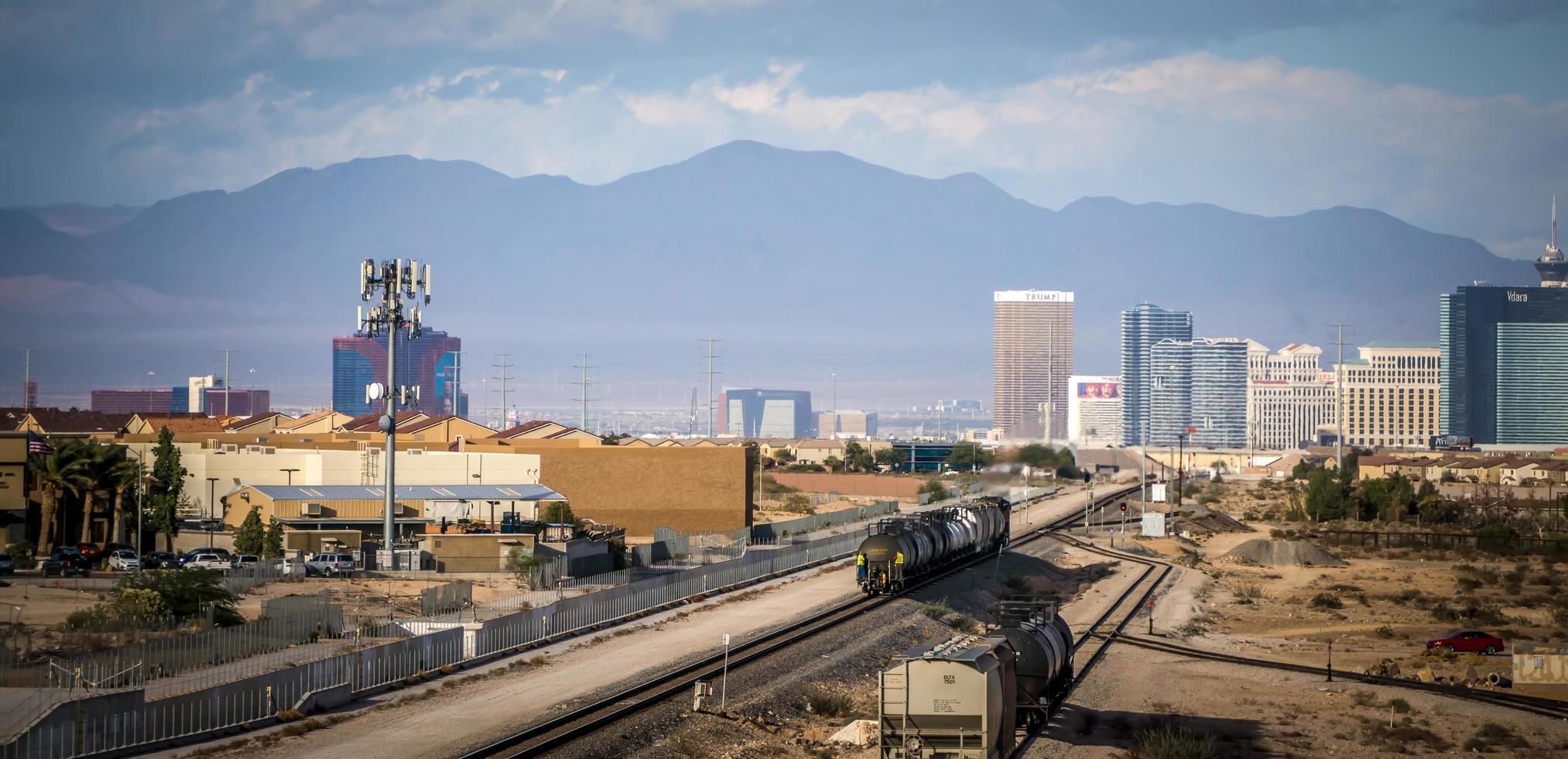 las vegas- ville entourée de montagnes de roches rouges et de vallée de feu photo