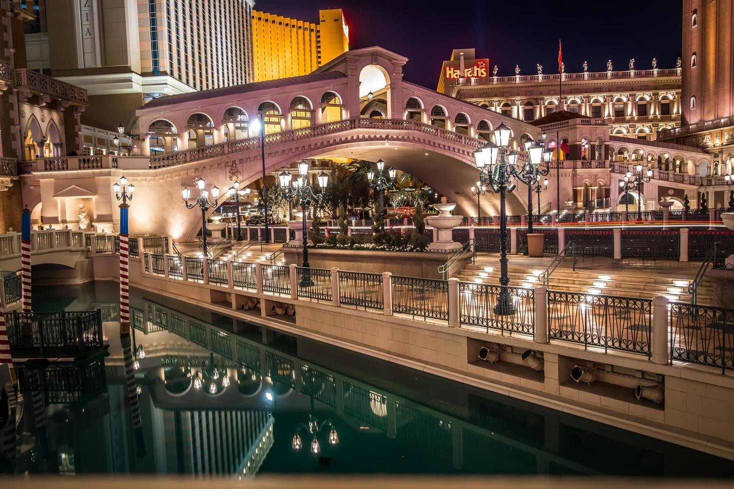 Las Vegas, Nevada - lumières de la ville en soirée et vue sur la rue photo