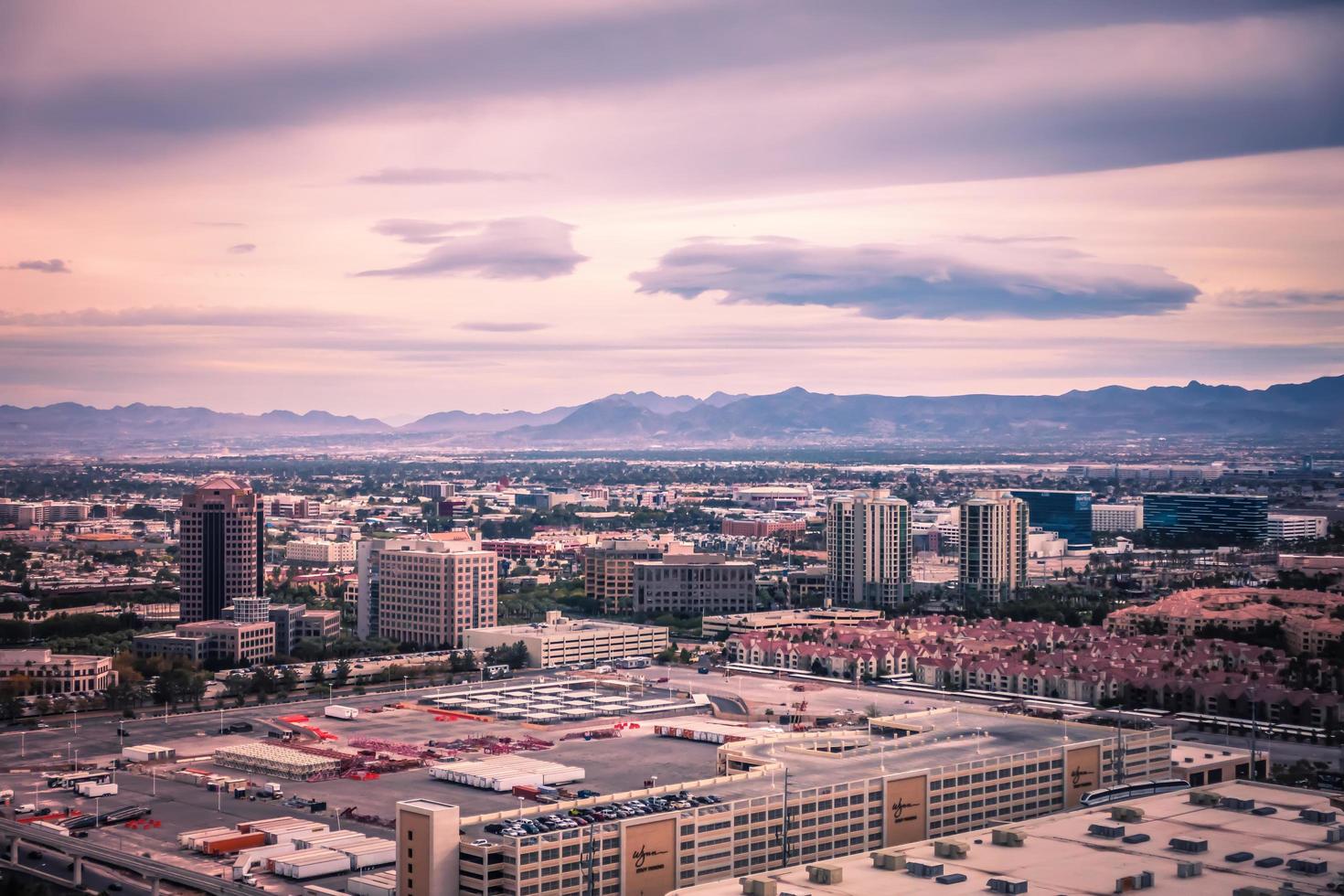 Las Vegas ville entourée de montagnes de roches rouges et de la vallée de feu photo