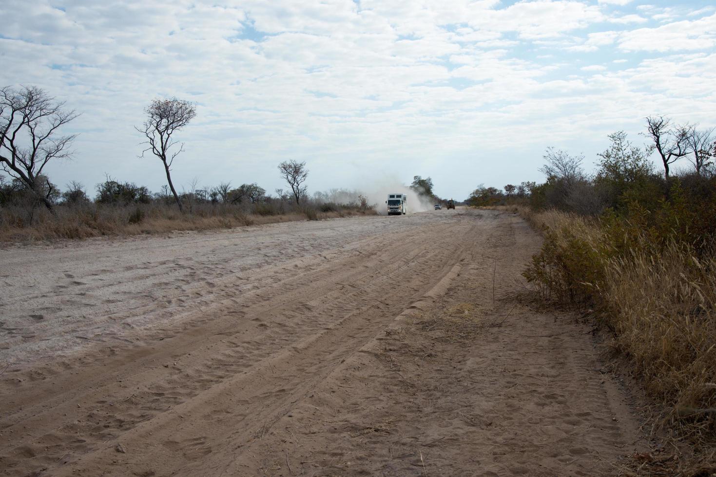 paysage impressionnant près du kalahari. route sablonneuse, pas de monde. namibie photo