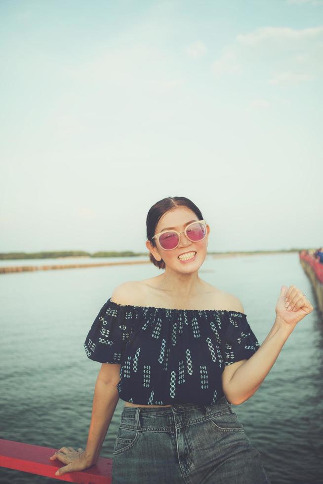 femme asiatique debout en plein air avec le visage de bonheur photo