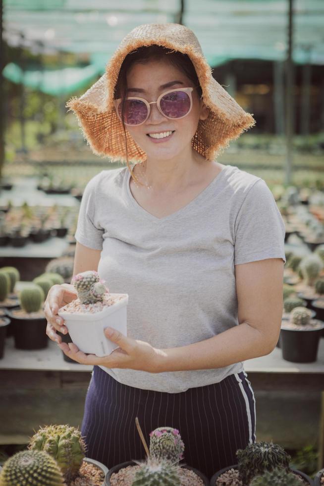 Woman holding pot cactus mamillaria pot à la main photo