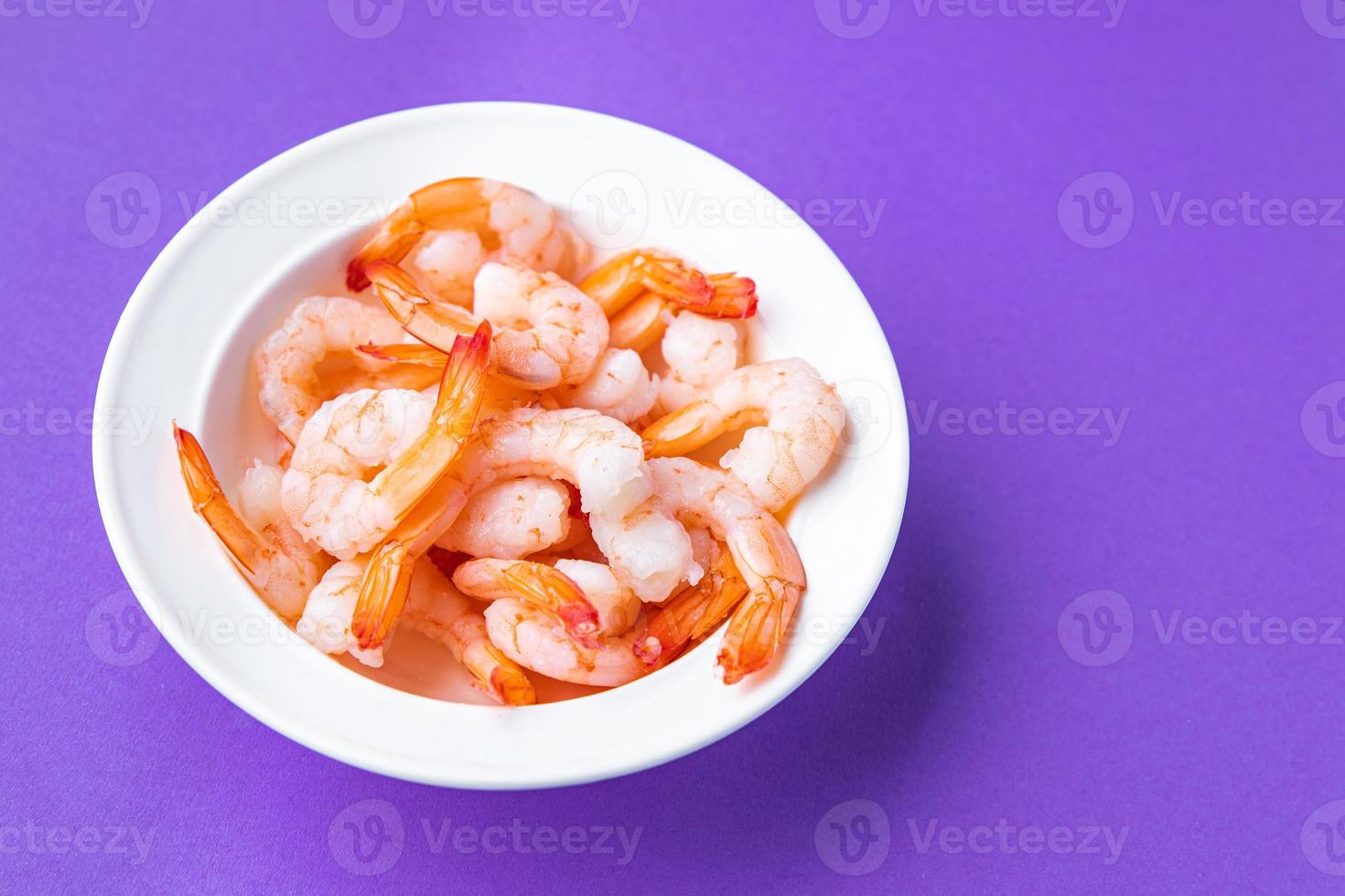 crevettes crevettes bouillies fruits de mer repas régime pescetarian photo