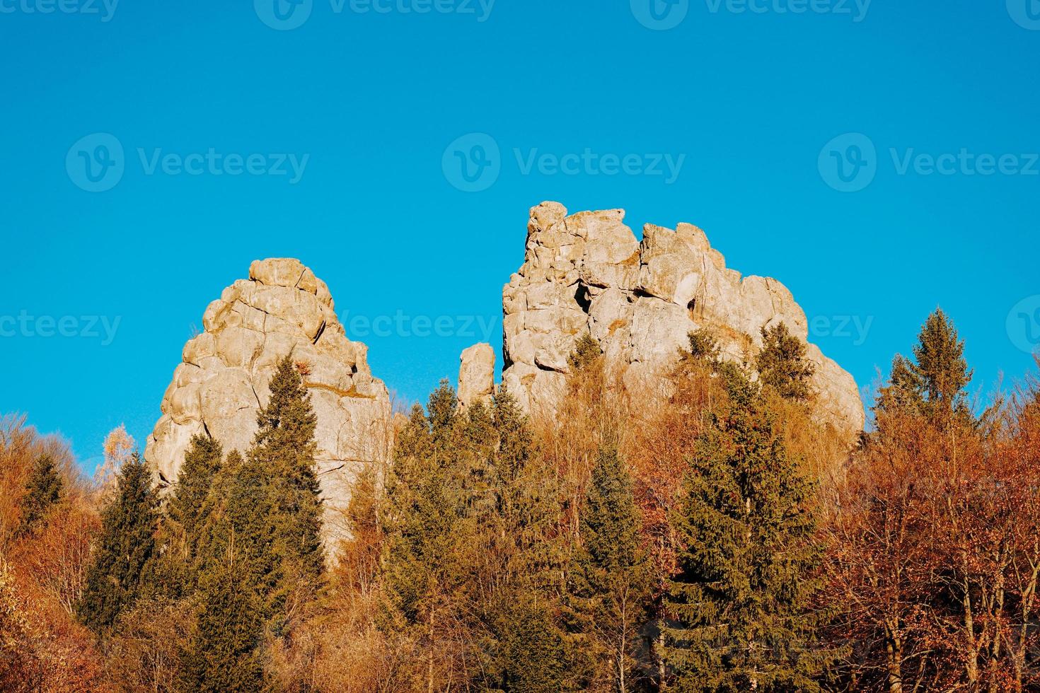 parc national avec fond de roches. forteresse millénaire de tustan photo