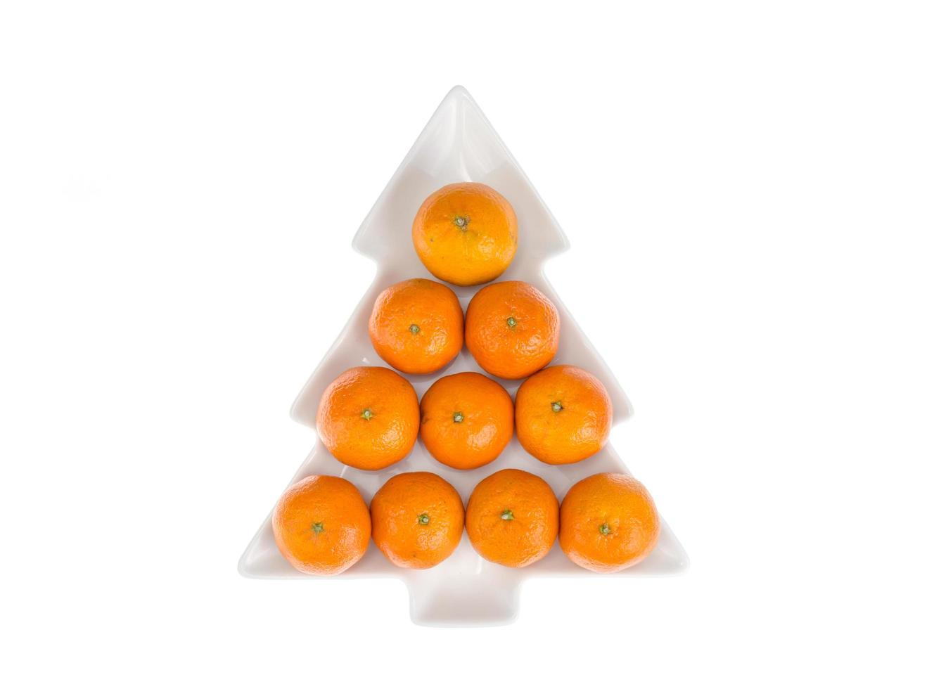 mandarines juteuses mûres orange vif dans une assiette blanche, noël et nouvel an. photo