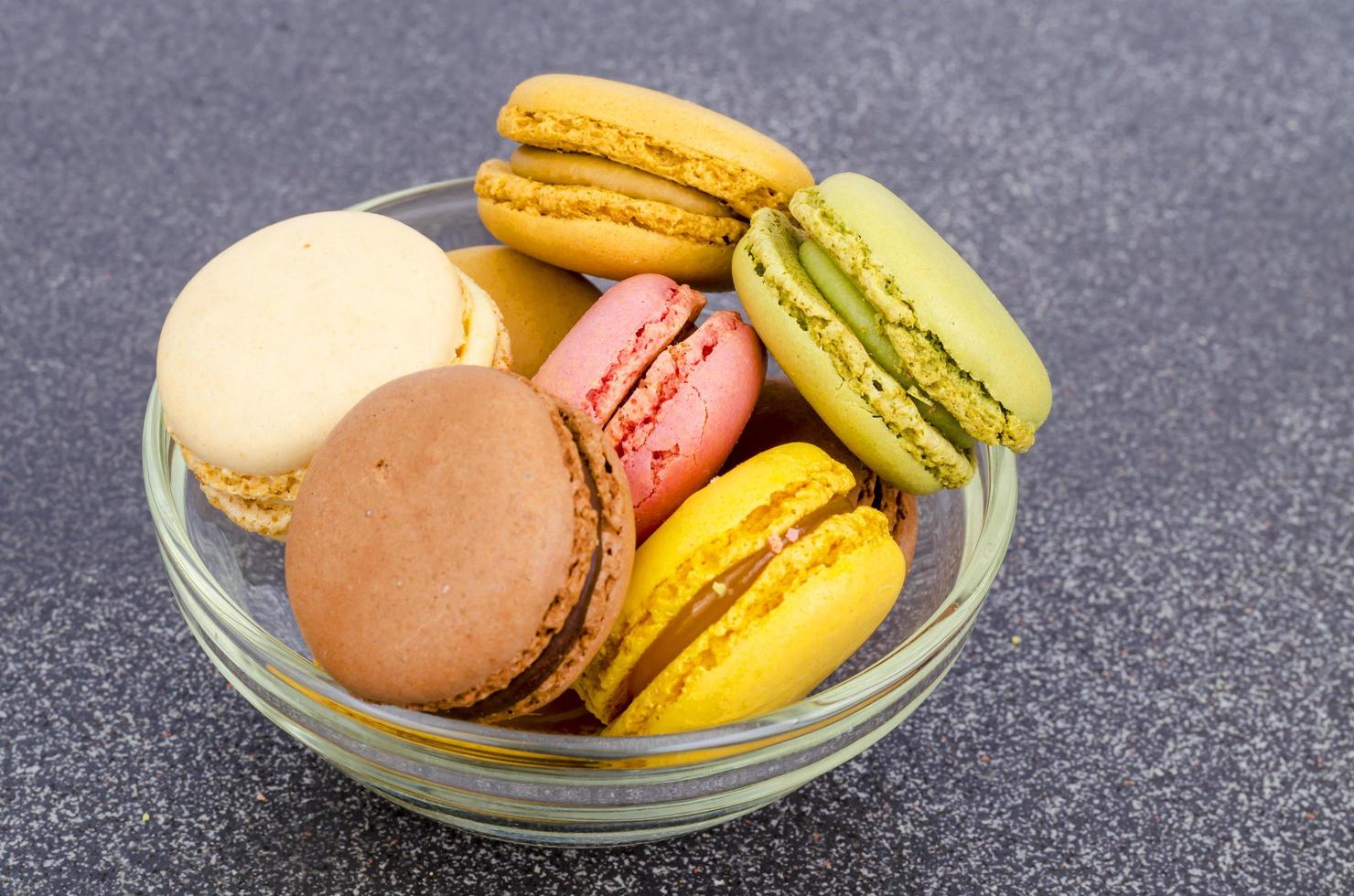 macarons français aux amandes multicolores fraîches. photo d'atelier.