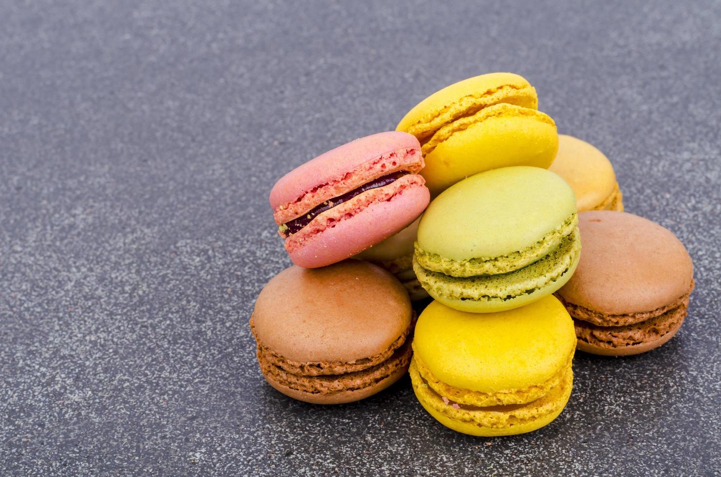 macarons français aux amandes multicolores fraîches. photo d'atelier.