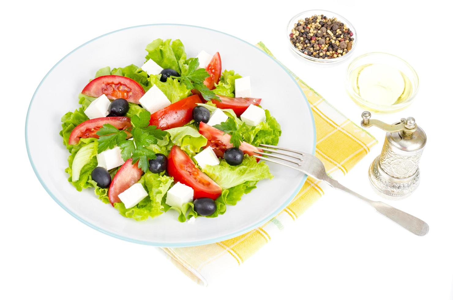 mode de vie sain. salade de régime végétal aux olives et fromage de chèvre sur fond blanc. photo