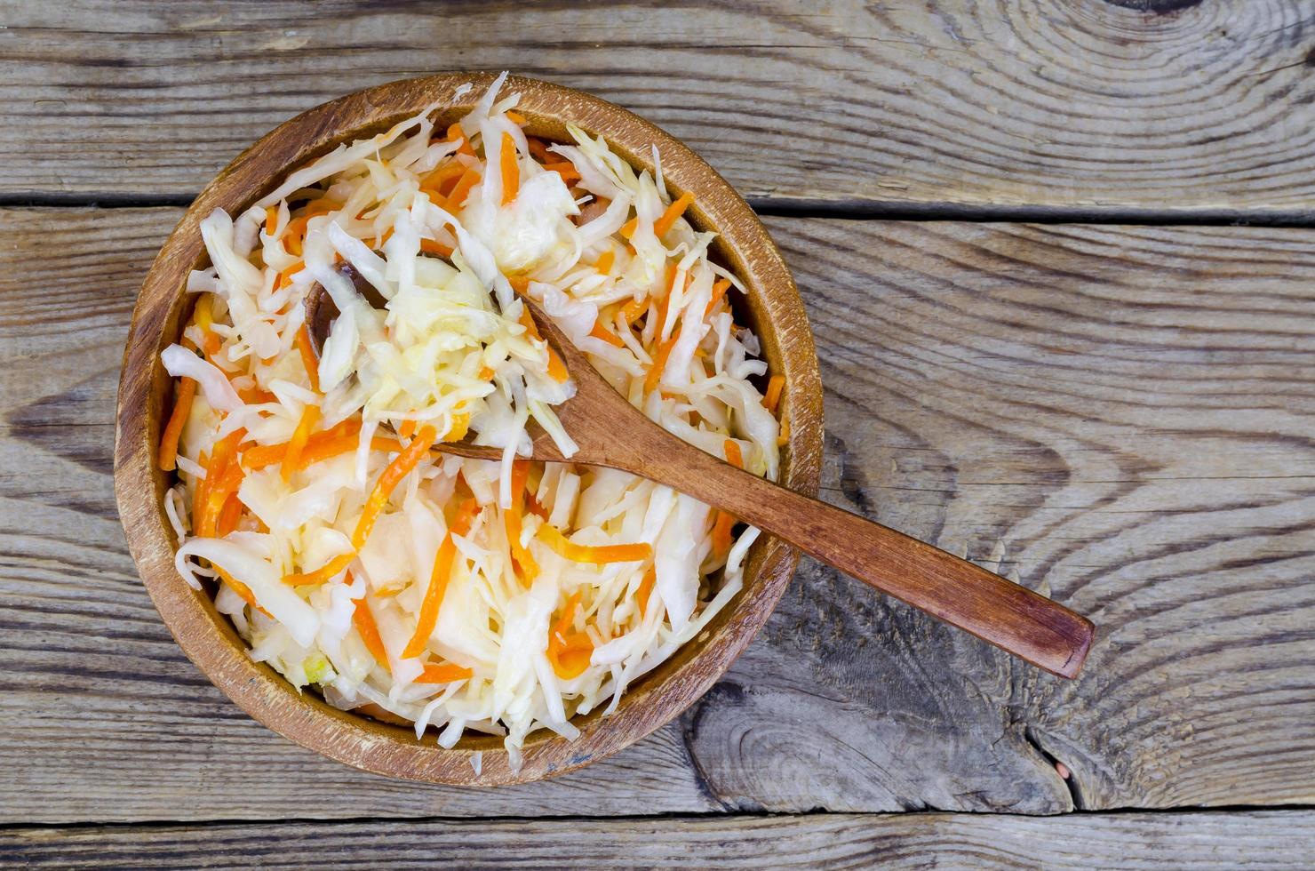 choucroute aux carottes dans un bol en bois sur la table photo