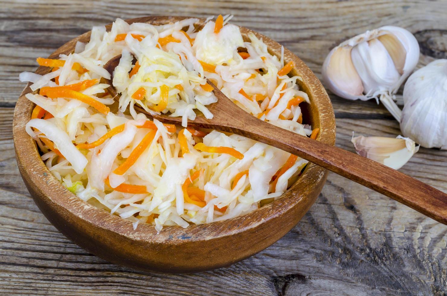 choucroute aux carottes dans un bol en bois sur la table photo