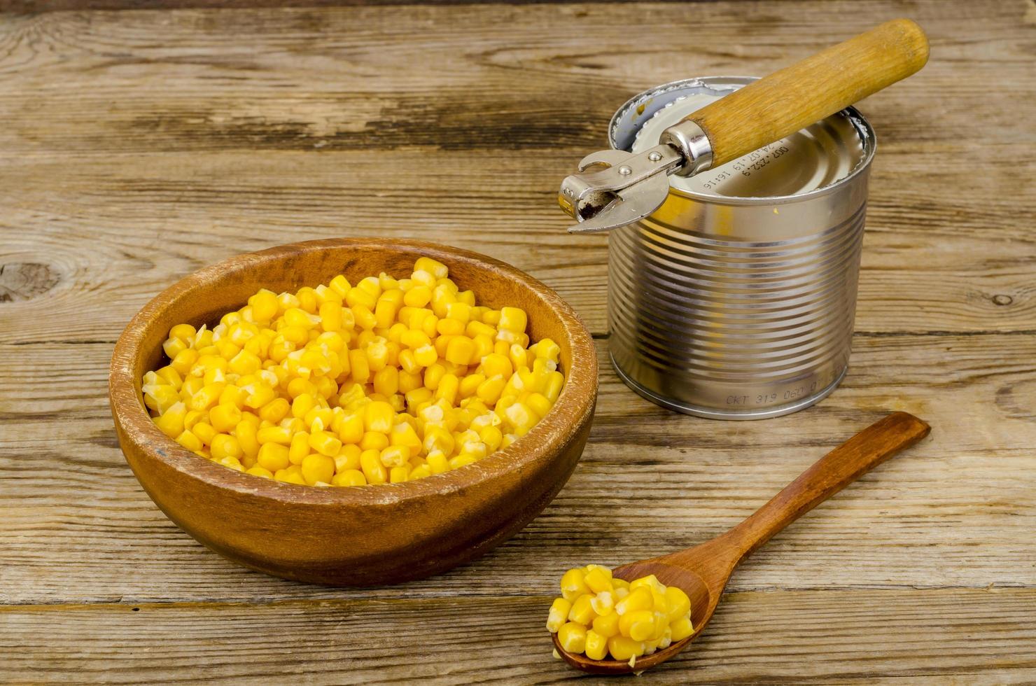 maïs sucré jaune mûr en conserve en pot. photo