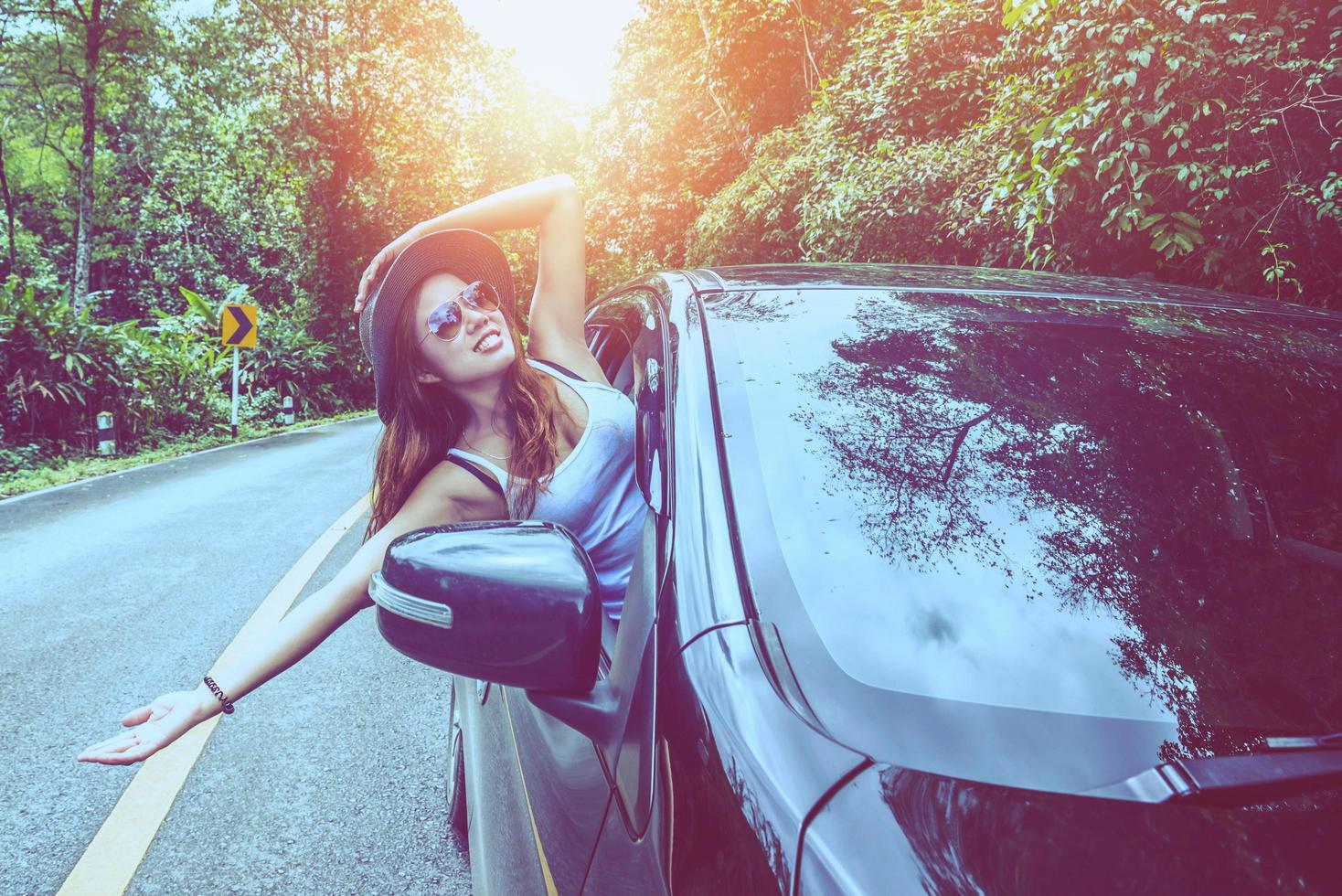 les femmes asiatiques voyagent se détendent pendant les vacances. voyager en parking. heureusement avec la nature, forêt rurale photo