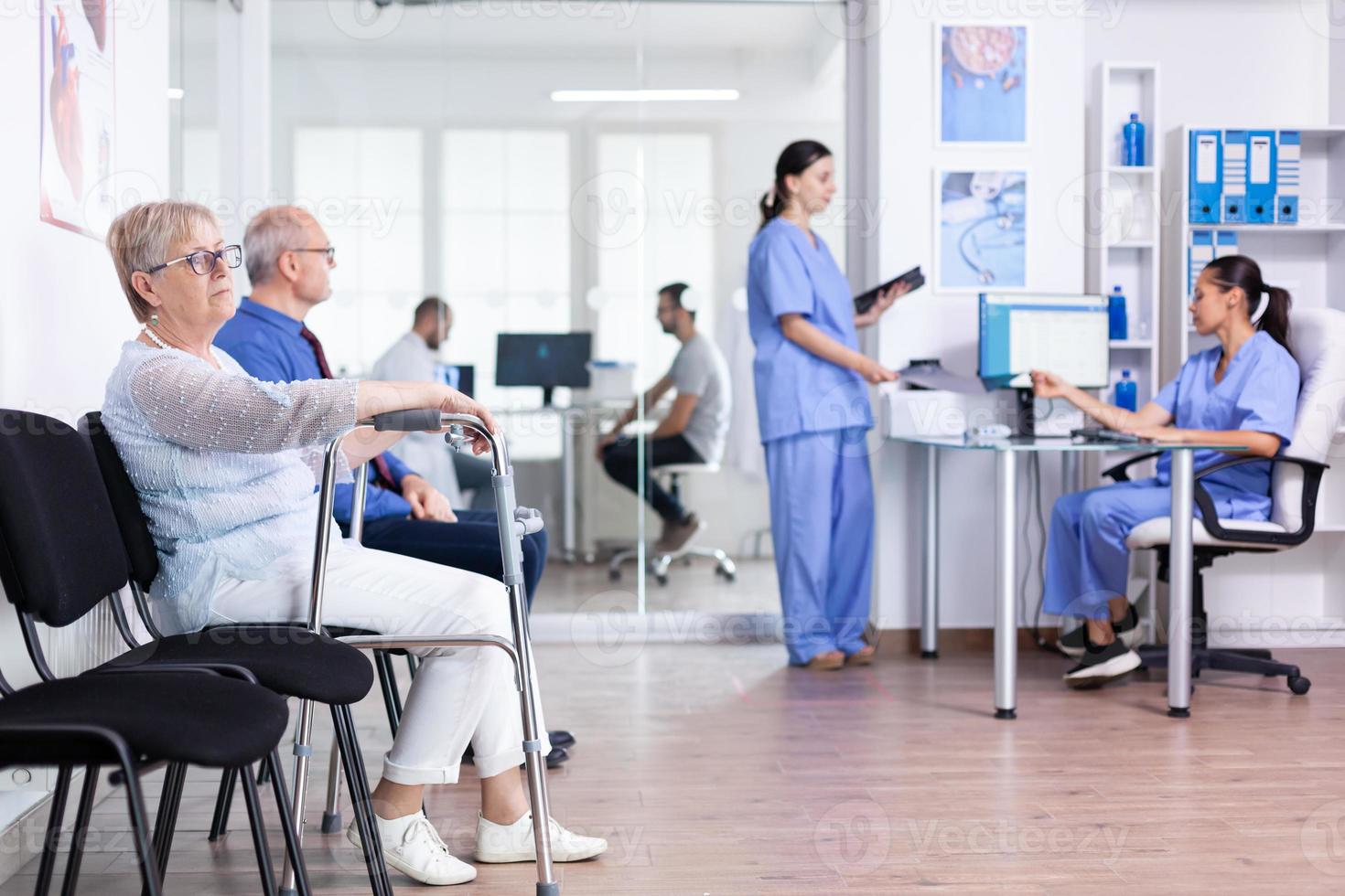 femme âgée invalide dans le hall de l'hôpital photo