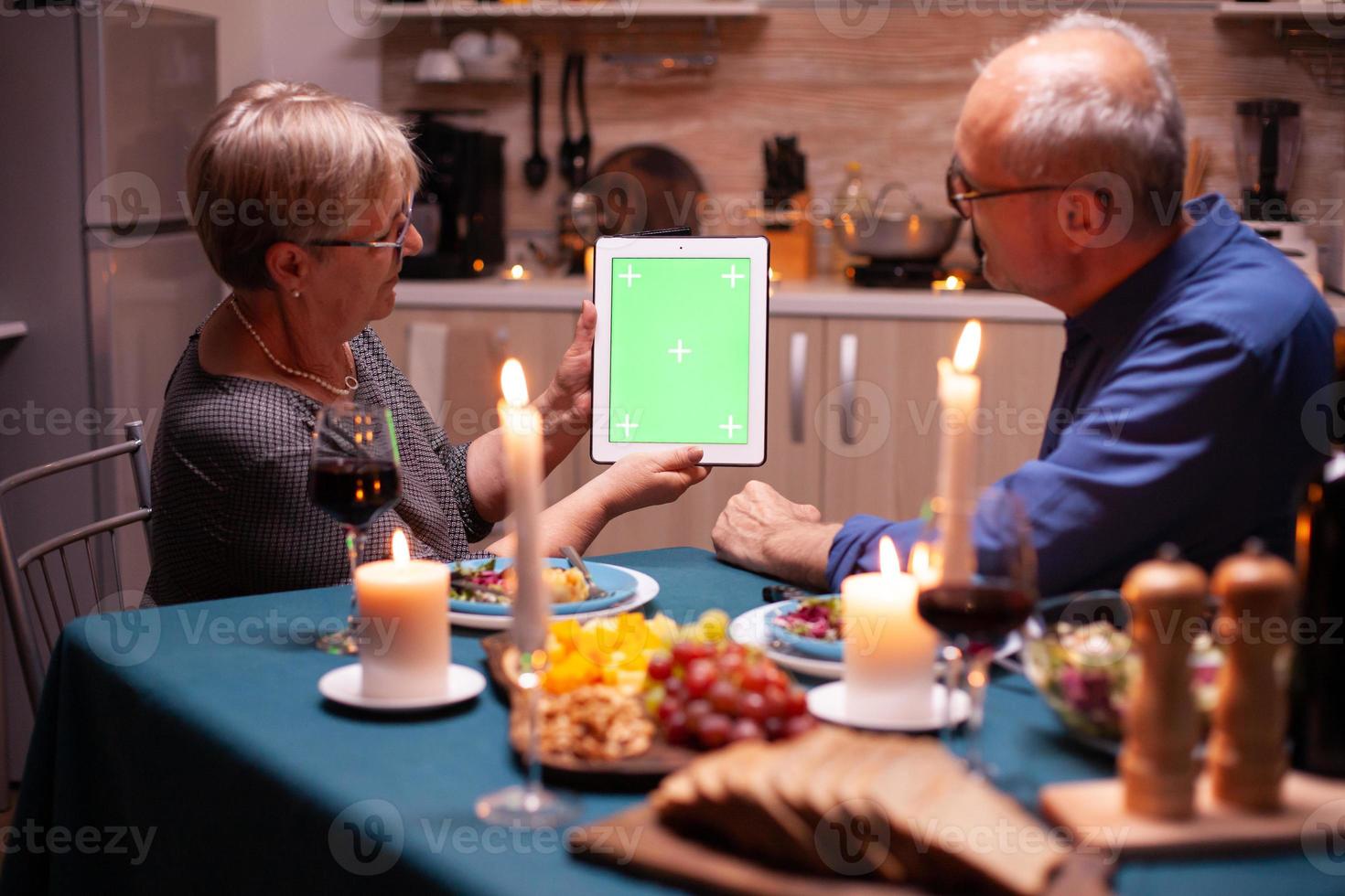 tablette écran vert au dîner photo