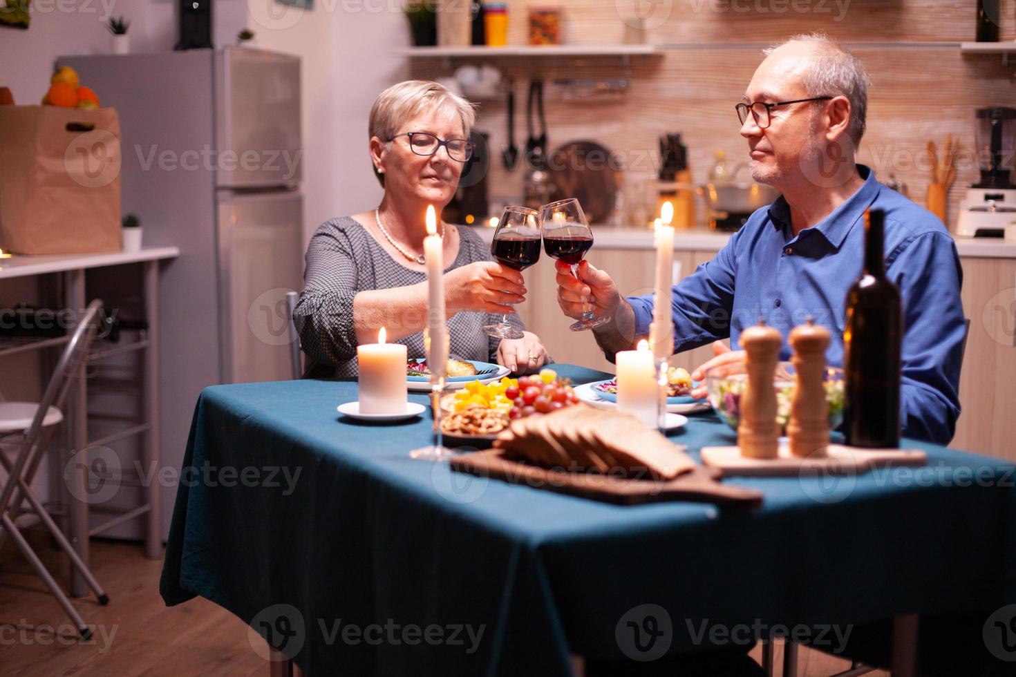 couple dînant avec du vin photo