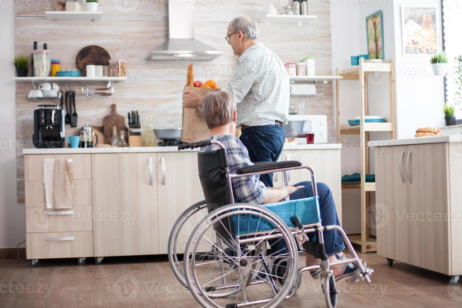 aider une femme âgée handicapée photo