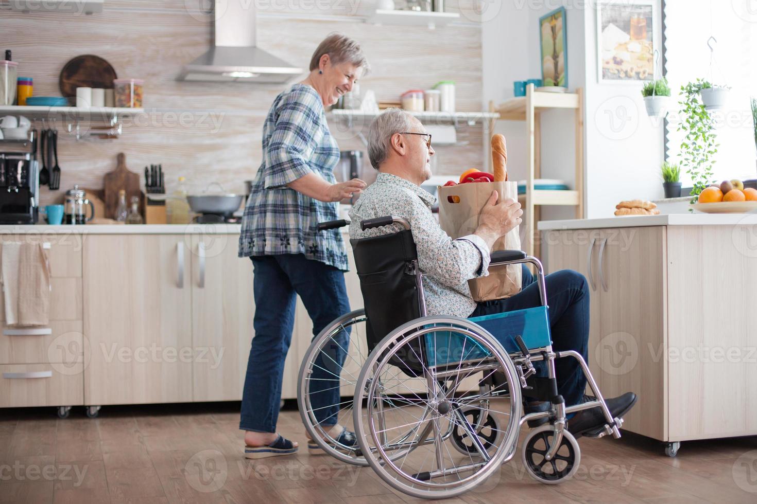 femme joyeuse aidant son mari handicapé photo