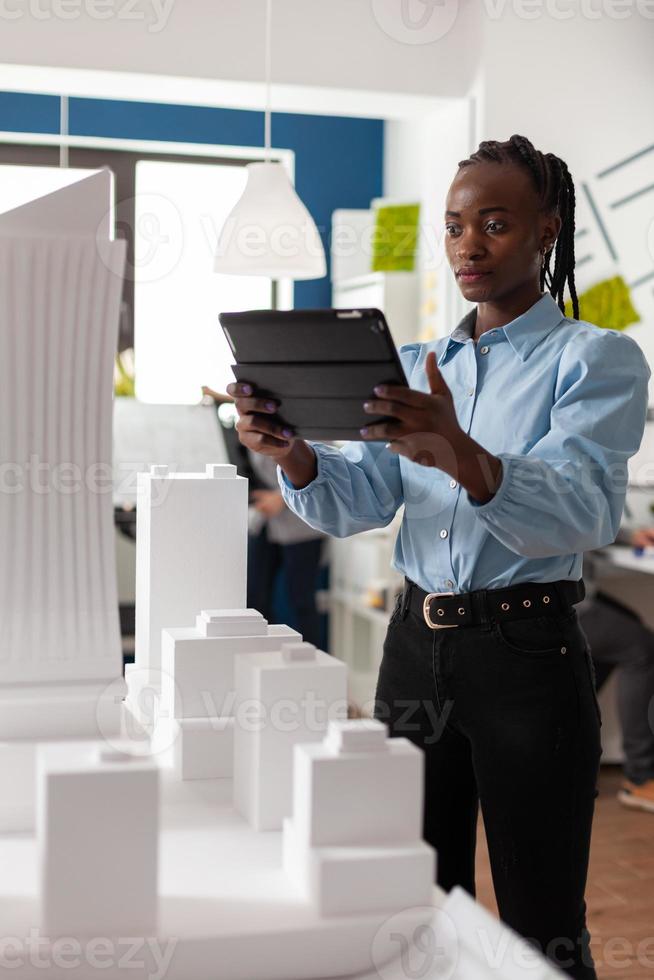 femme architecte d'origine afro-américaine travaillant photo