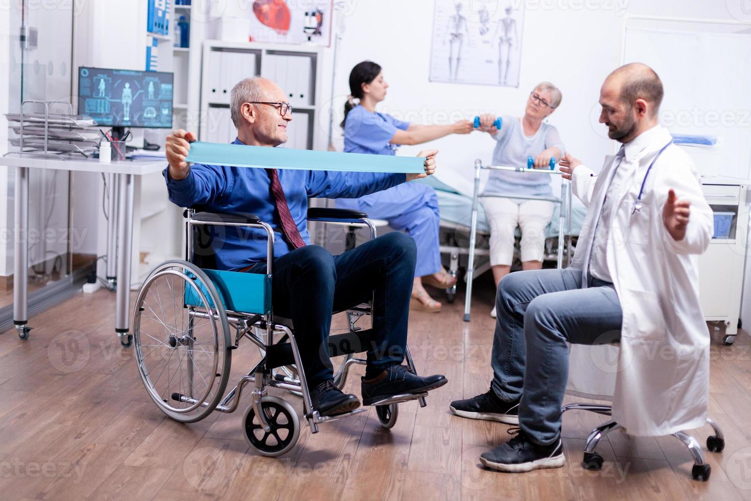 homme blessé handicapé s'entraînant avec une bande élastique photo