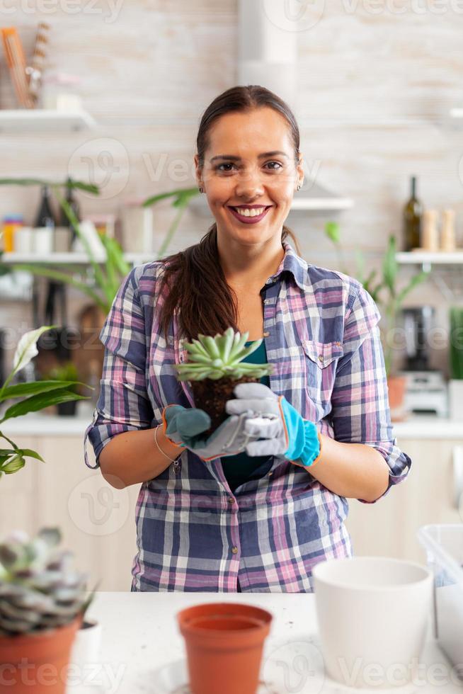 femme souriante à la caméra photo