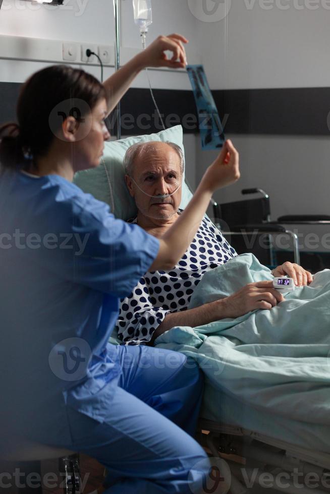 vieux patient atteint d'une maladie pulmonaire respirant à l'aide d'un masque à oxygène photo