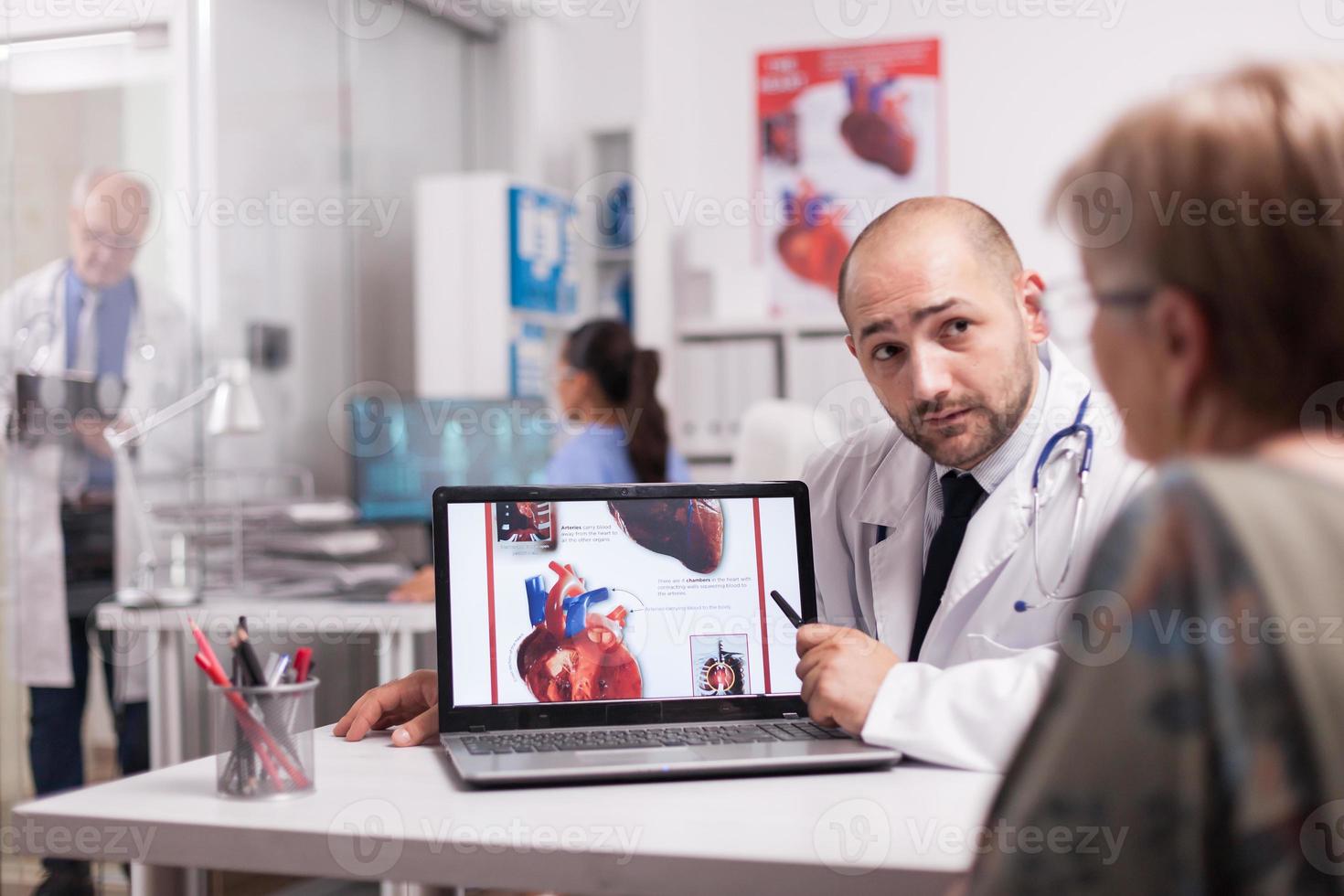 cardiologue parlant avec un patient âgé photo