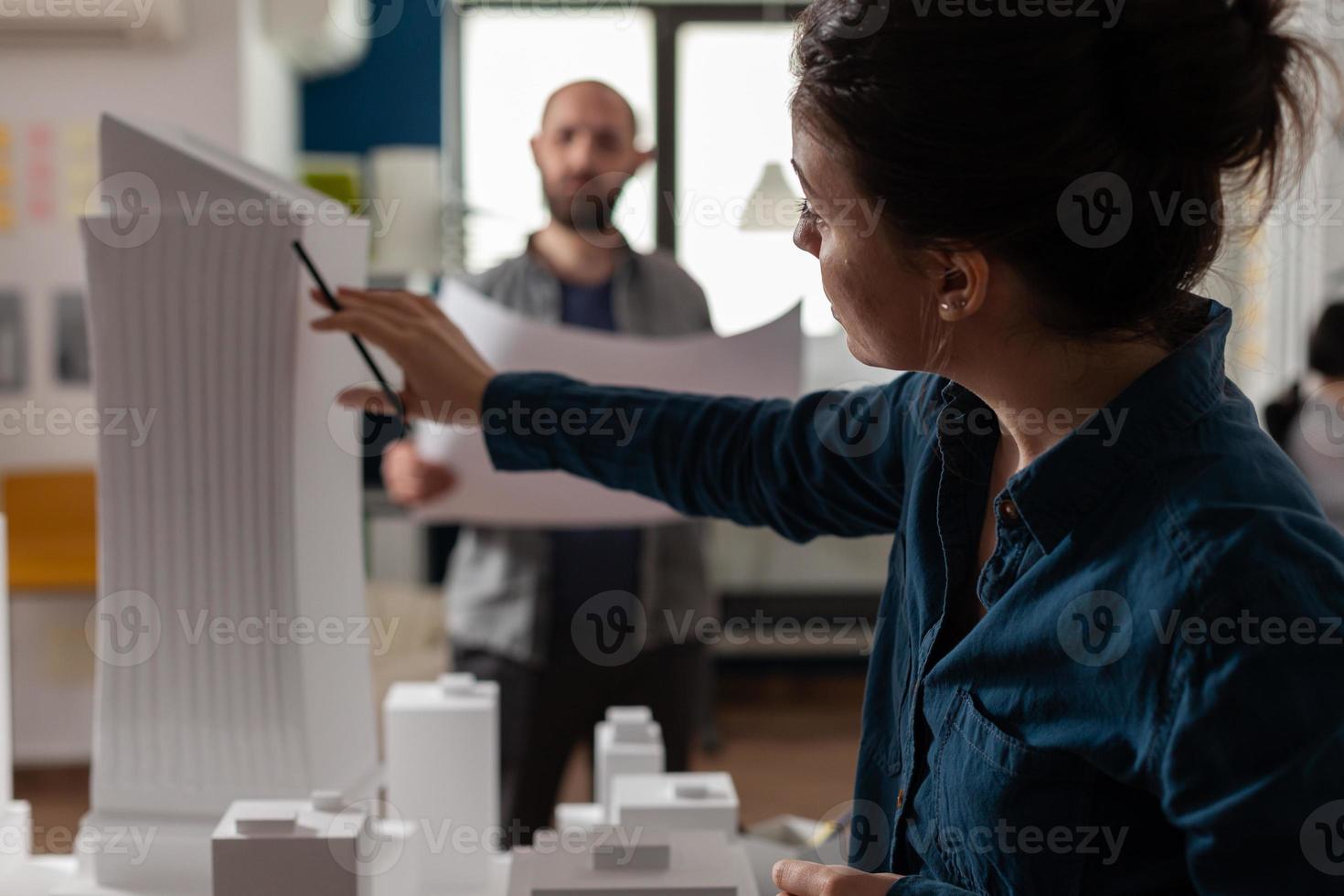 partenaires de bureau d'architecture regardant des plans et des plans photo